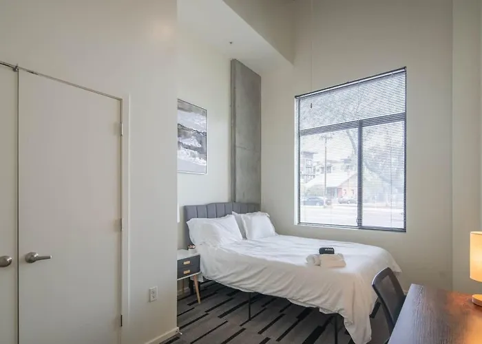 Cozy 2bd - Dt - Gym, Pool, Parking - Sleep 8 Apartamento