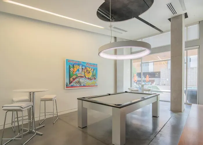 Cozy 2bd - Dt - Gym, Pool, Parking - Sleep 8 *