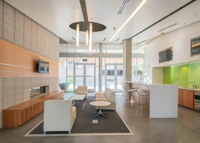Cozy 2bd - Dt - Gym, Pool, Parking - Sleep 8