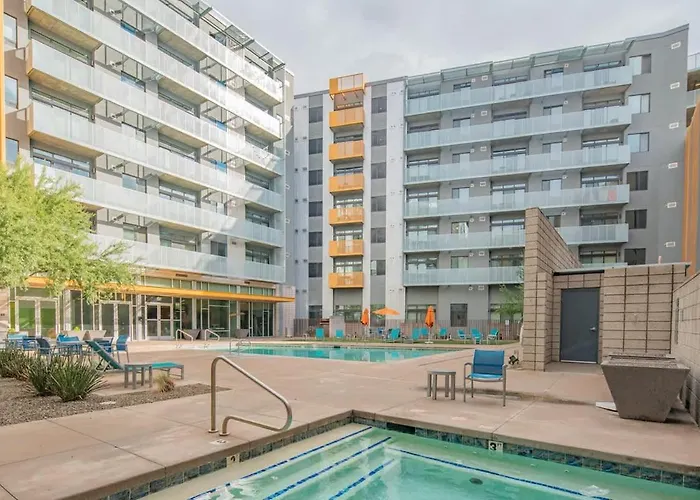 Cozy 2bd - Dt - Gym, Pool, Parking - Sleep 8 *