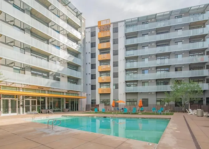 Cozy 2bd - Dt - Gym, Pool, Parking - Sleep 8