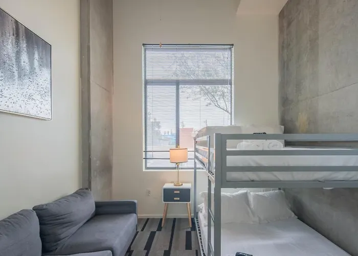 Cozy 2bd - Dt - Gym, Pool, Parking - Sleep 8 Apartamento
