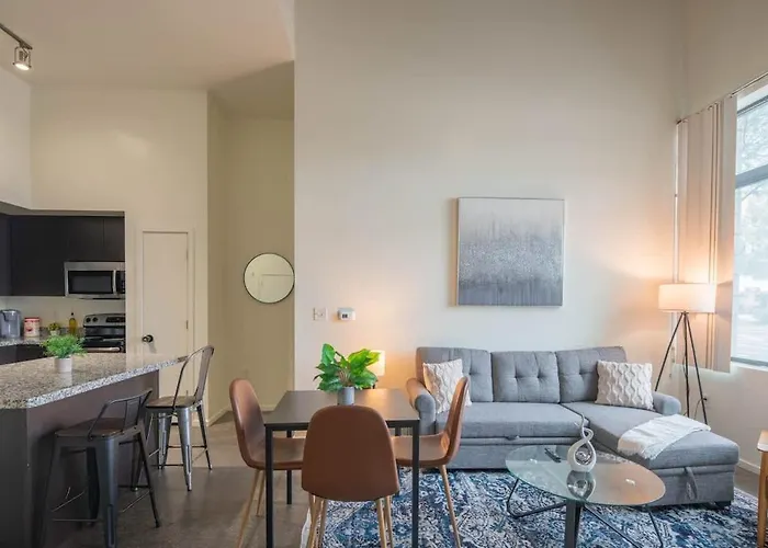 Cozy 2bd - Dt - Gym, Pool, Parking - Sleep 8 Phoenix