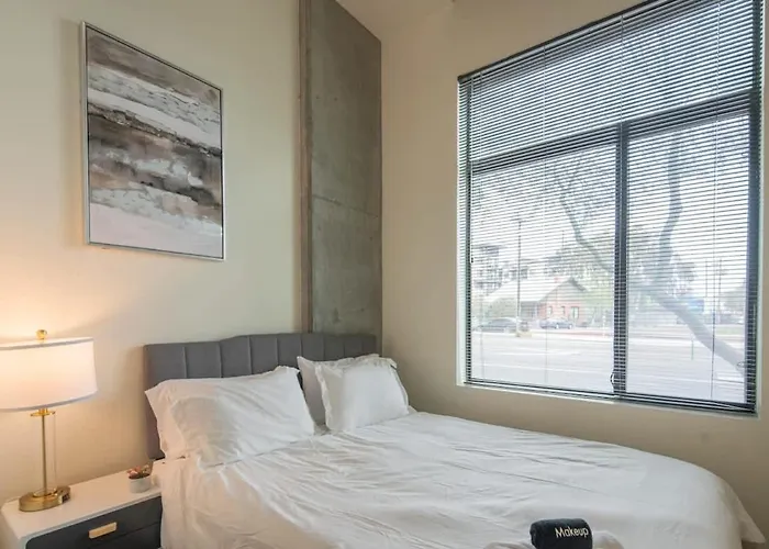 Cozy 2bd - Dt - Gym, Pool, Parking - Sleep 8