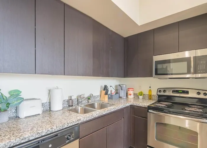 Cozy 2bd - Dt - Gym, Pool, Parking - Sleep 8 Apartamento *